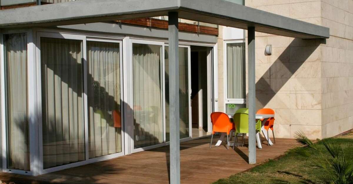 Een foto van het terras bij L'Escala Resort