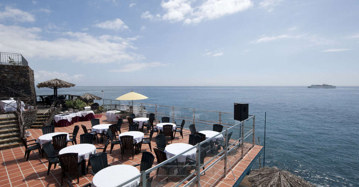 Een foto van het terras bij Rocamar Lido Resorts