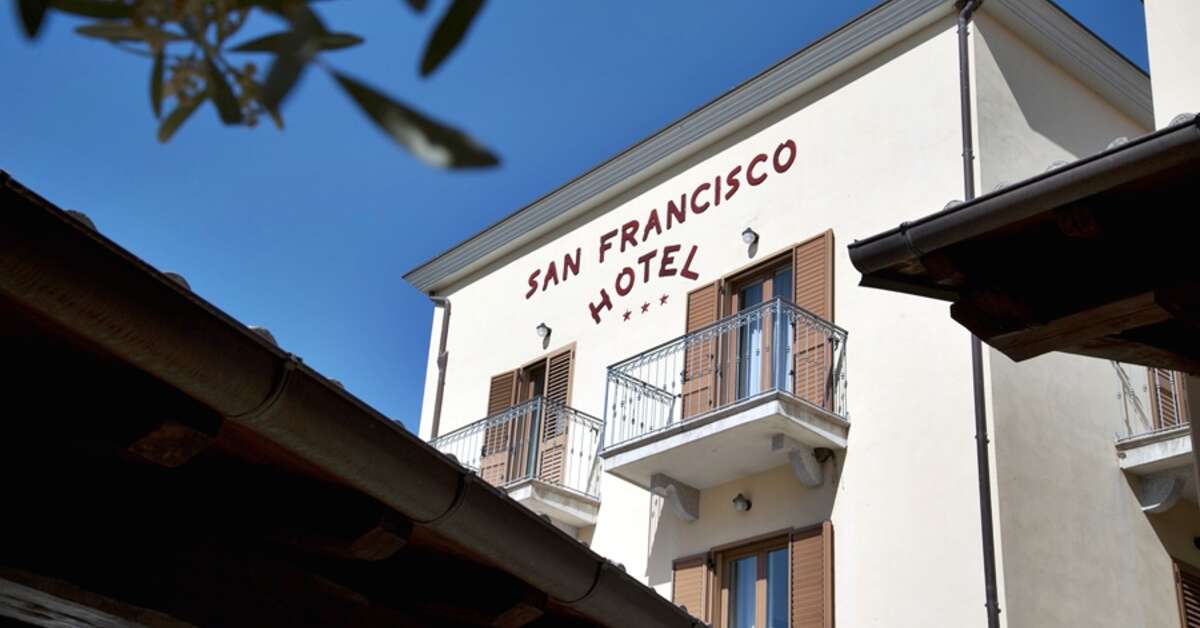 Een foto van de buitenkant van Hotel San Francisco