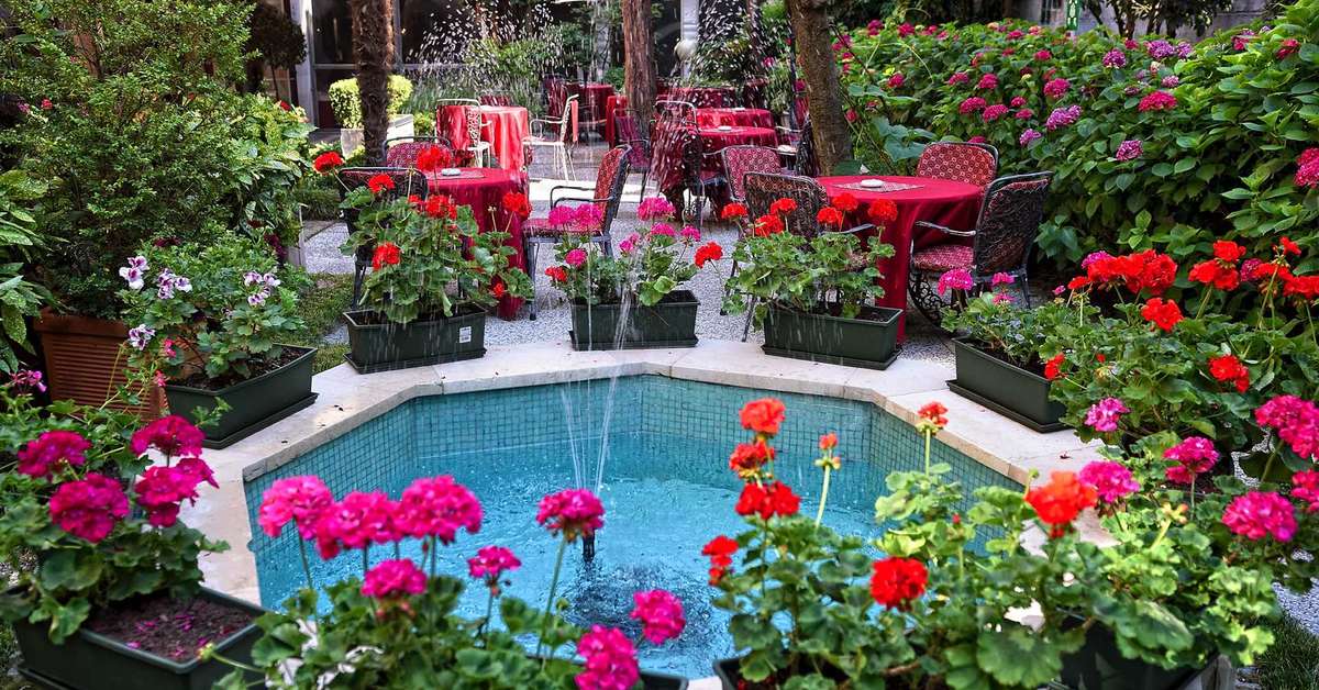 Een foto van het terras bij Hotel Amadeus