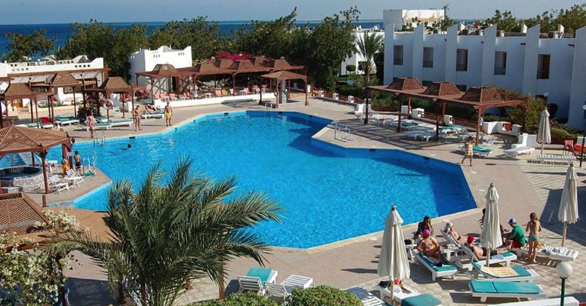 Een foto van het zwembad bij Menaville Resort