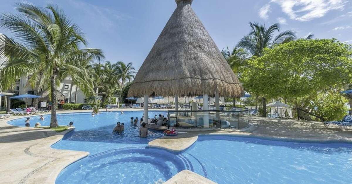 Een foto van het zwembad bij The Reef Playacar Resort
