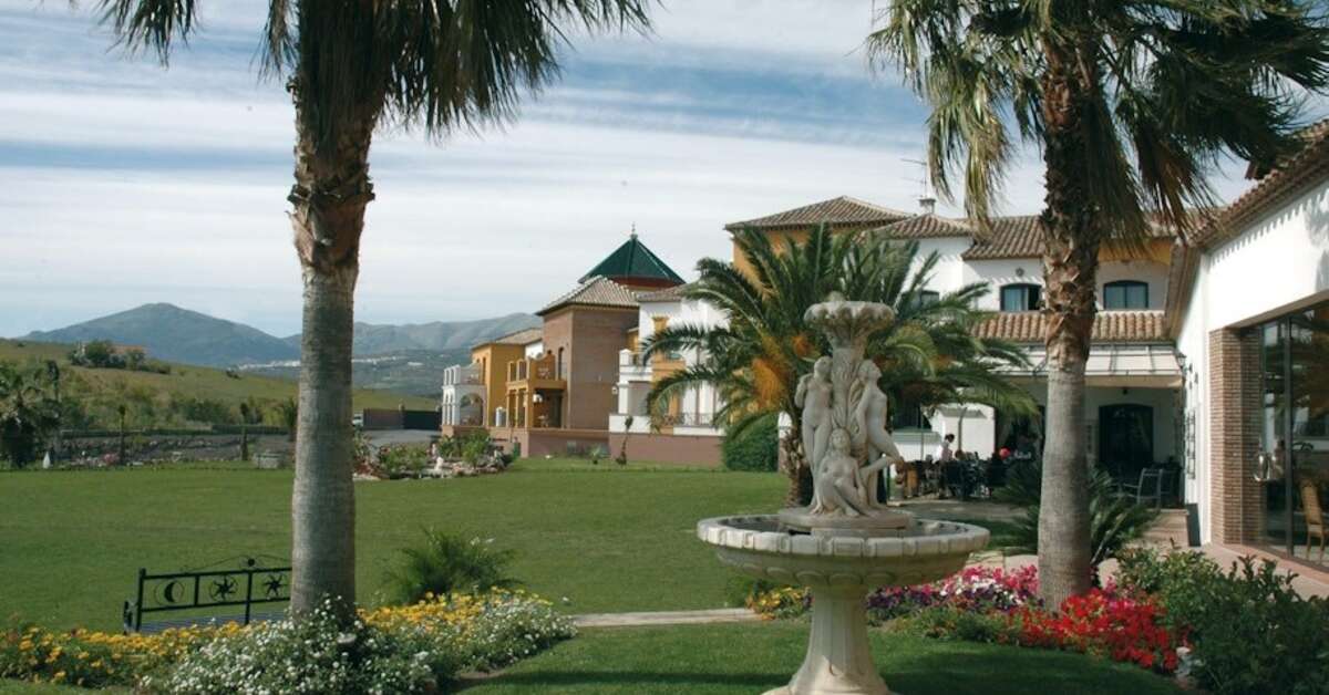 Een foto van het terras bij B bou Hotel La Vinuela & Spa