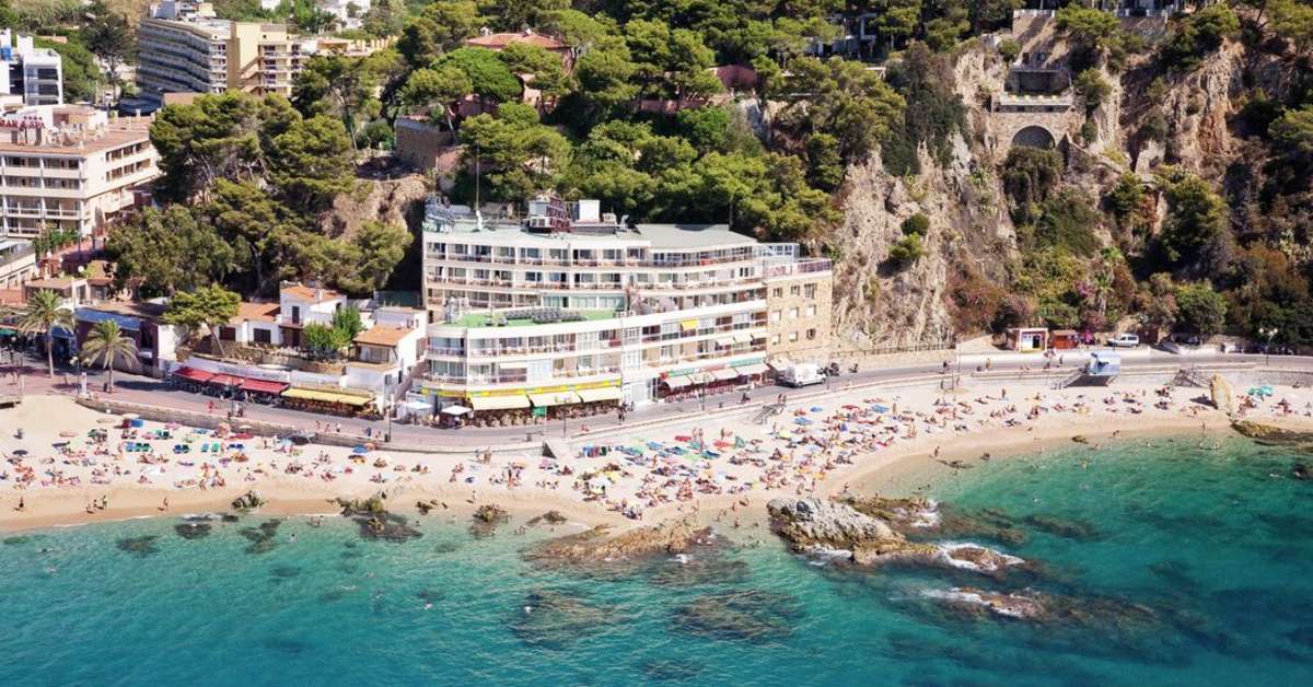 Een foto van het strand bij Hotel Rosamar Maxim