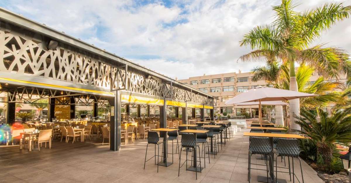 Een foto van het terras bij Hotel Beatriz Playa & Spa