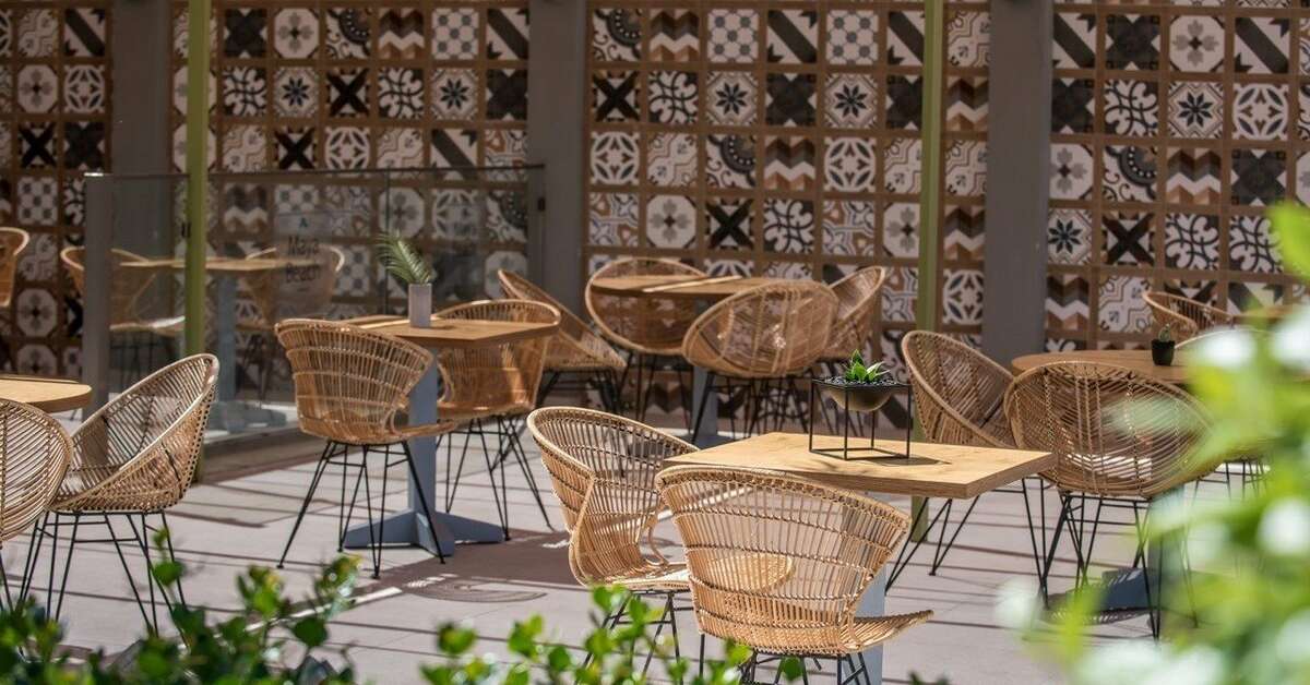 Een foto van het terras bij Enorme Maya Beach Resort