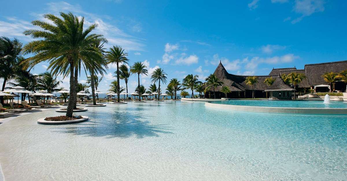 Een foto van het zwembad bij LUX Belle Mare
