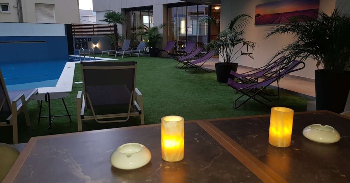 Een foto van het zwembad bij Hyperion City Hotel