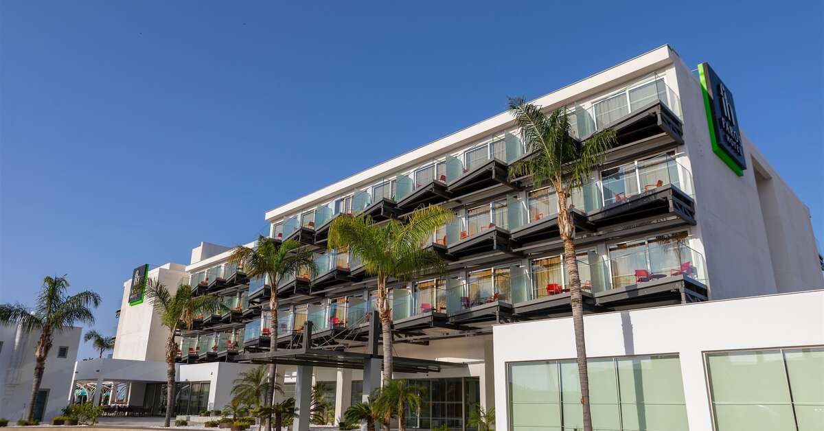 Een foto van de buitenkant van Faros Hotel
