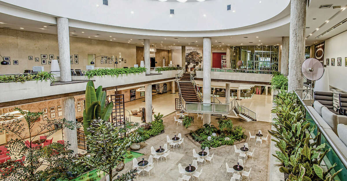 Een foto van het interieur van Tryp Habana Libre