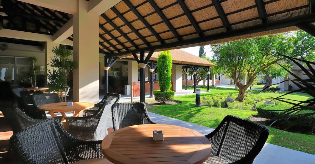 Een foto van het terras bij Vincci Costa Golf