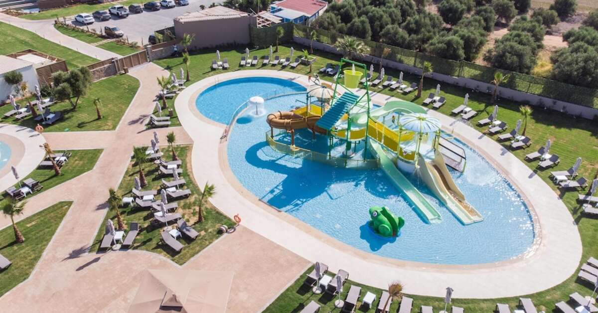 Een foto van het zwembad bij Senseana Sea Side Resort