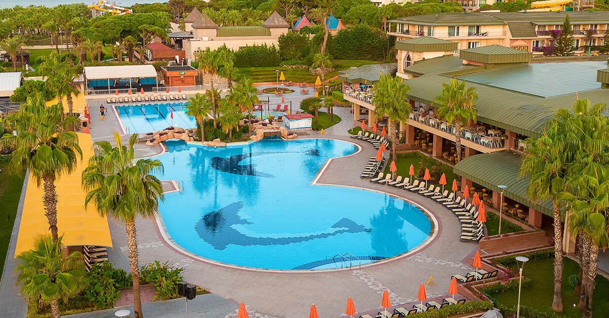 Een foto van het zwembad bij Pine Beach Belek