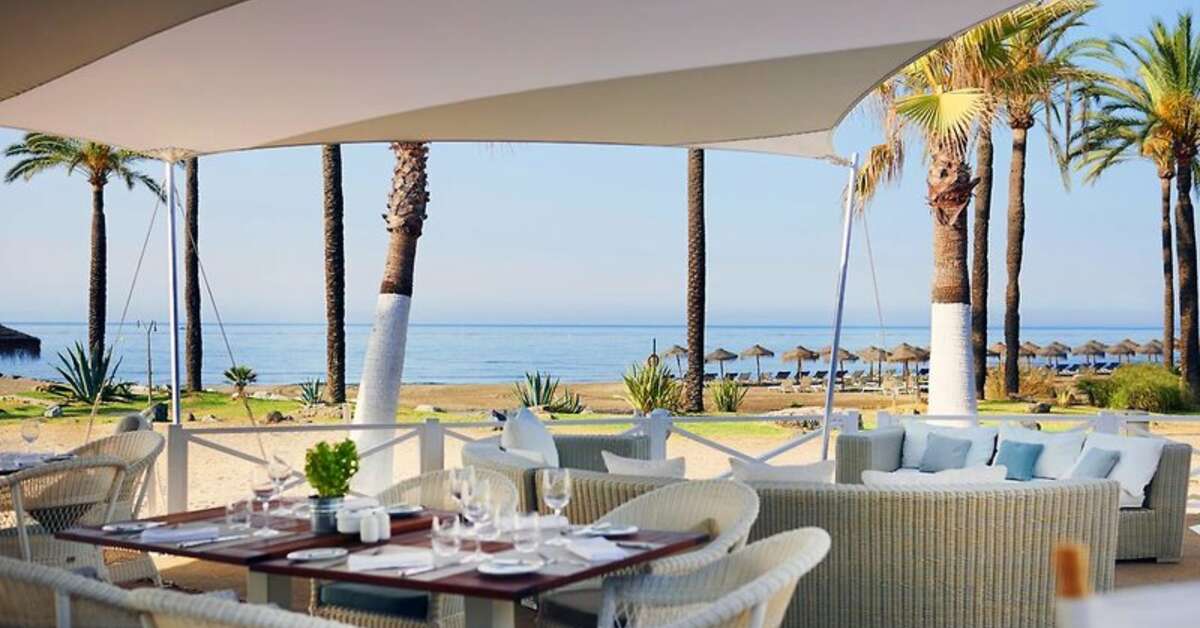 Een foto van het terras bij Puente Romano Beach Resort & Spa
