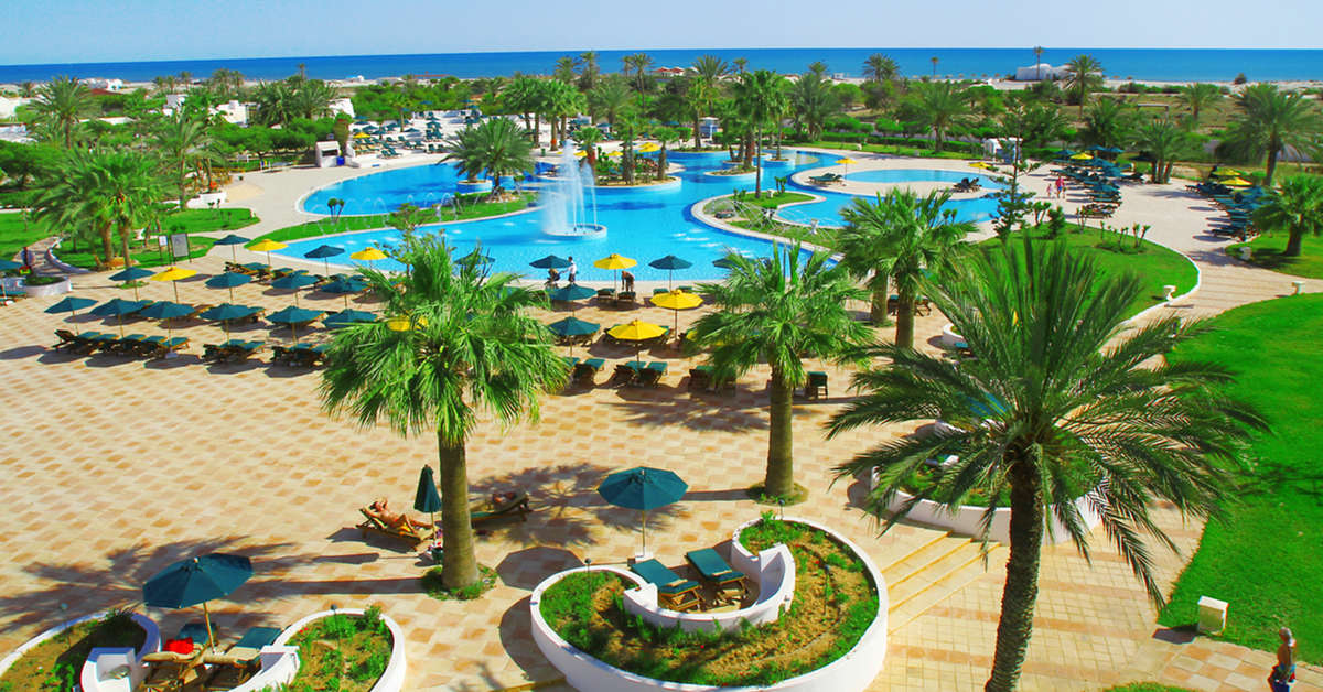 Een foto van het terras bij Djerba Plaza Thalasso & Spa
