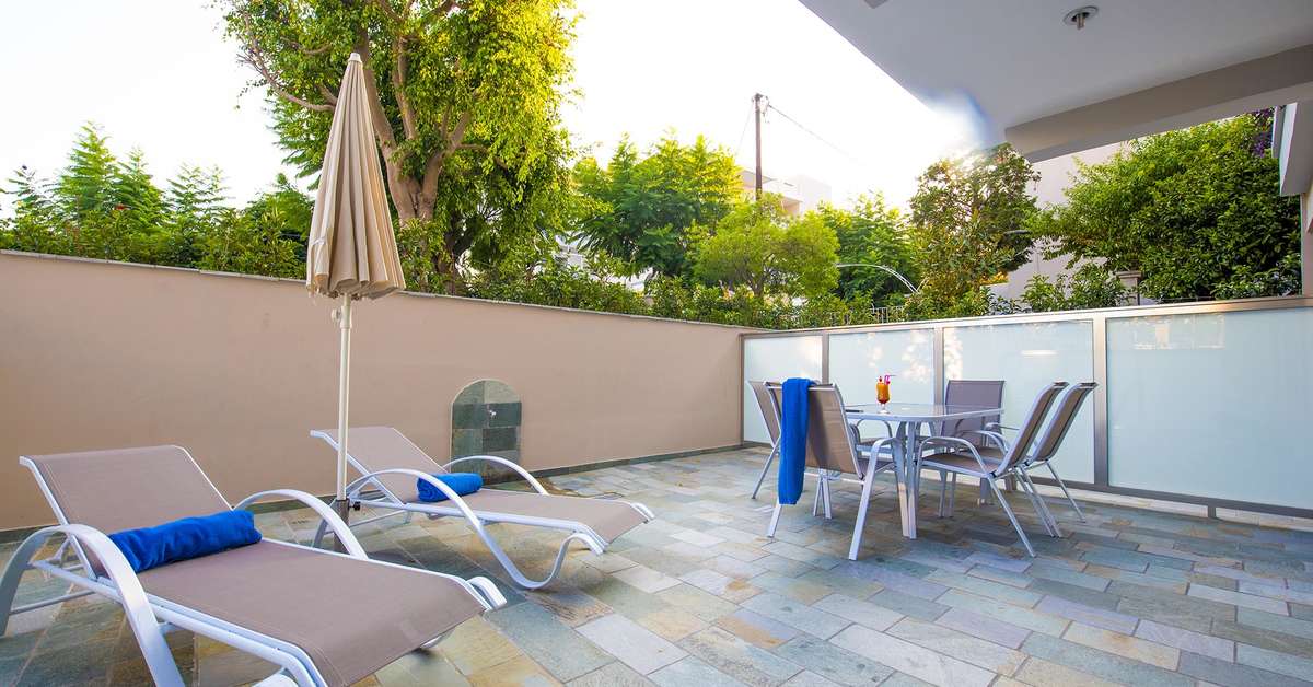 Een foto van het terras bij Peridis Family Resort