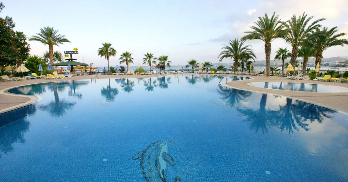 Ein Foto vom Pool im Lonicera World Hotel