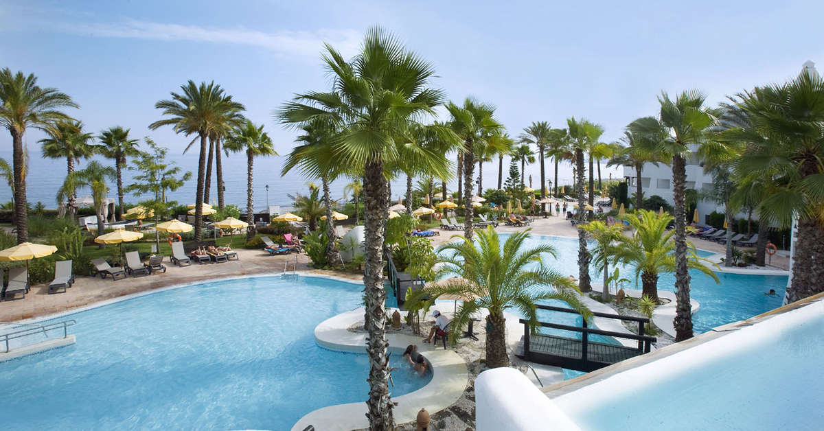 Een foto van het zwembad bij H10 Estepona Palace