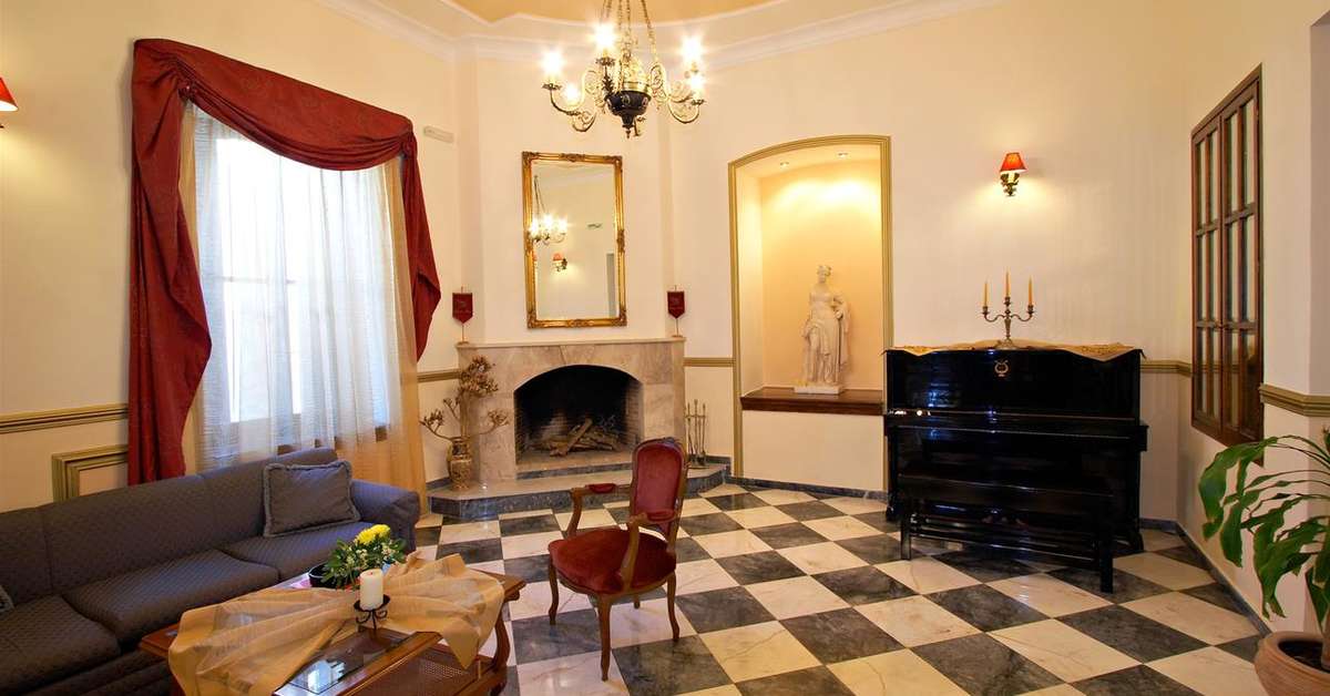 Een foto van het interieur van Halepa Hotel