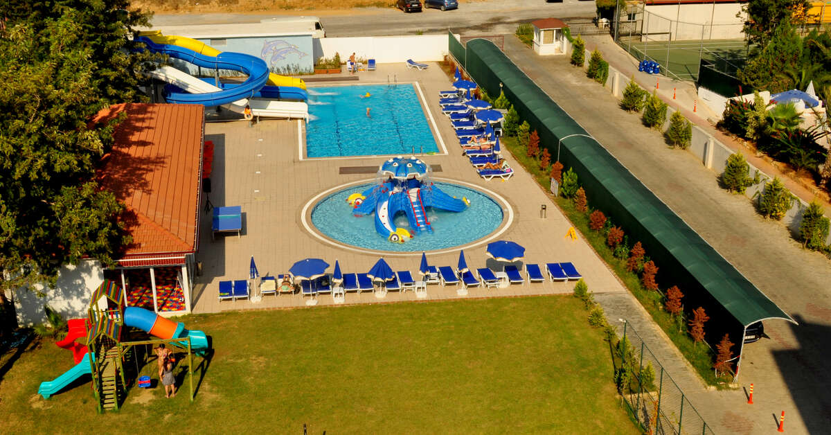 Een foto van het zwembad bij Blue Fish Hotel