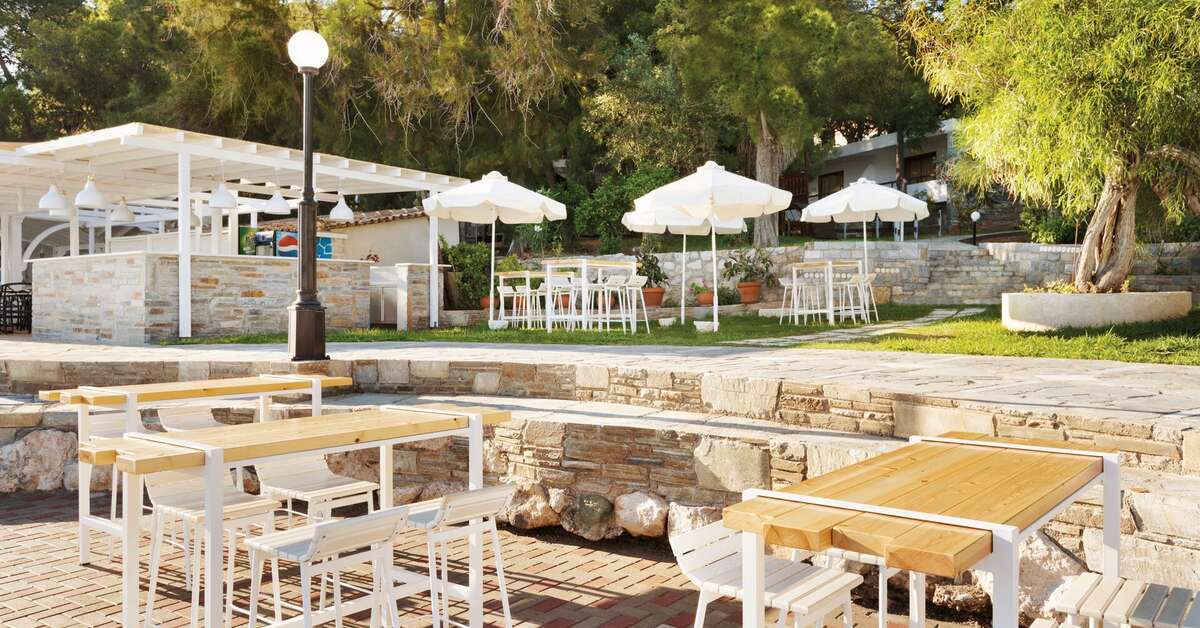 Een foto van het terras bij Ramada by Wyndham Loutraki Poseidon Resort