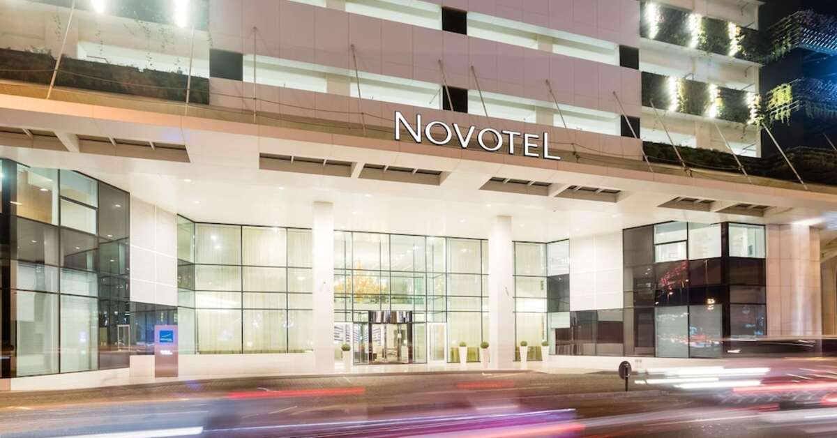 Een foto van de buitenkant van Novotel Dubai Al Barsha