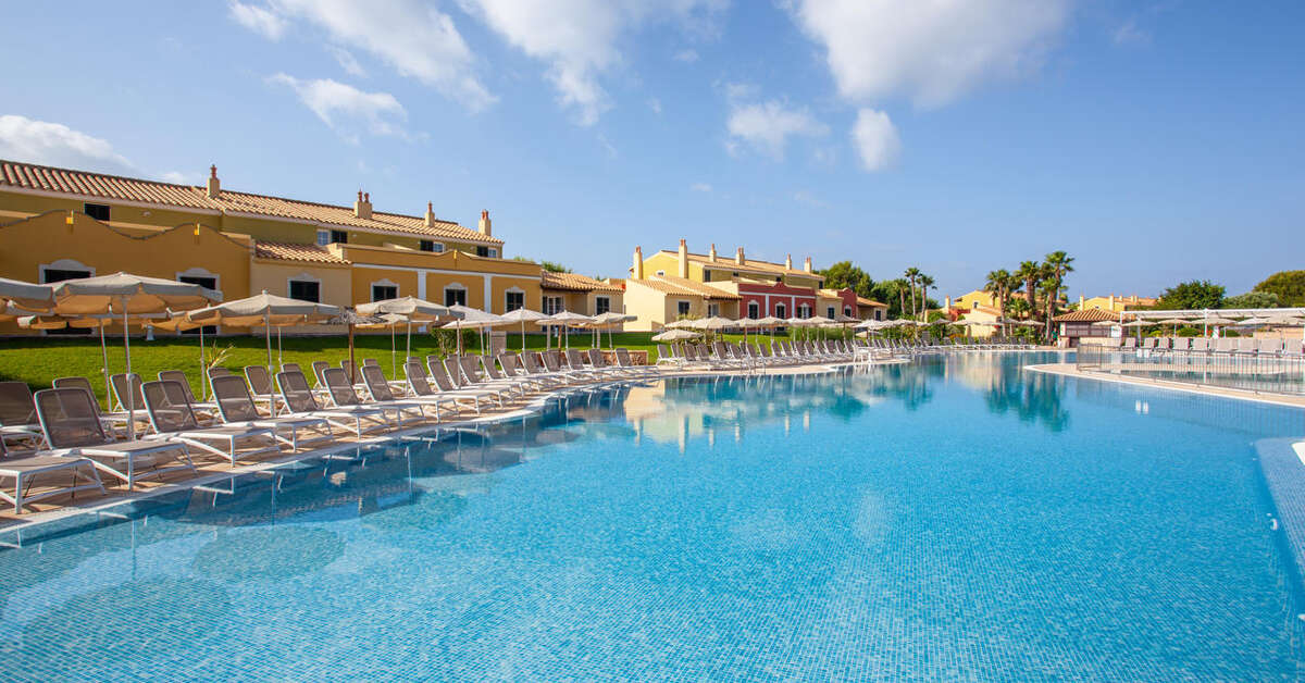 Een foto van het zwembad bij Grupotel Playa Club