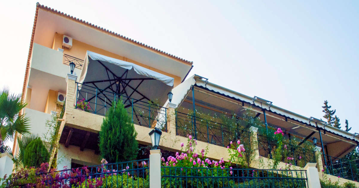 Een foto van de buitenkant van Alonakia Hotel