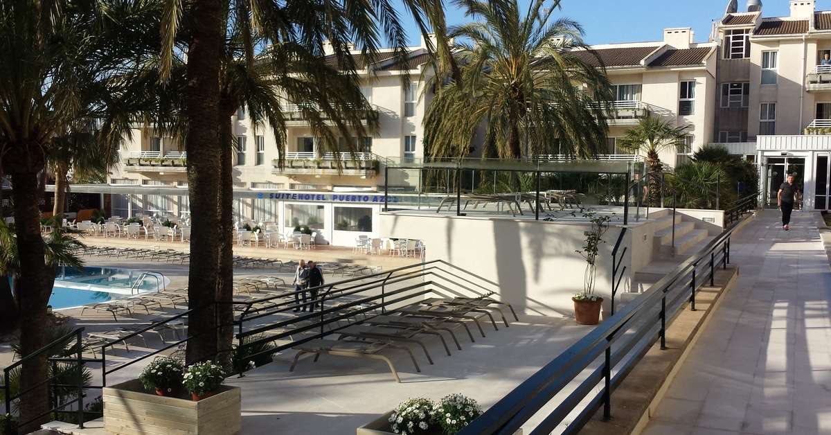 Een foto van de buitenkant van Puerto Azul Suite Hotel