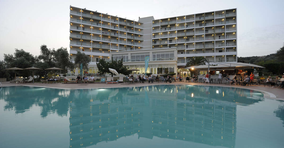 Een foto van het zwembad bij Evia Riviera Resort