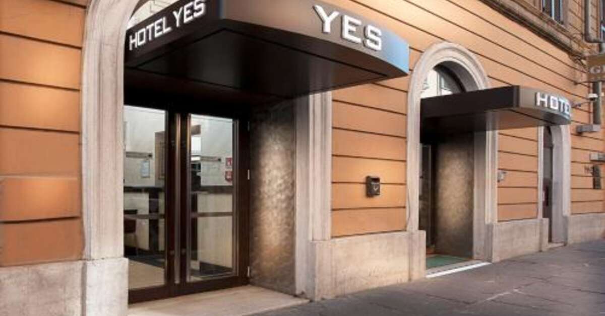 Een foto van de buitenkant van Yes Hotel