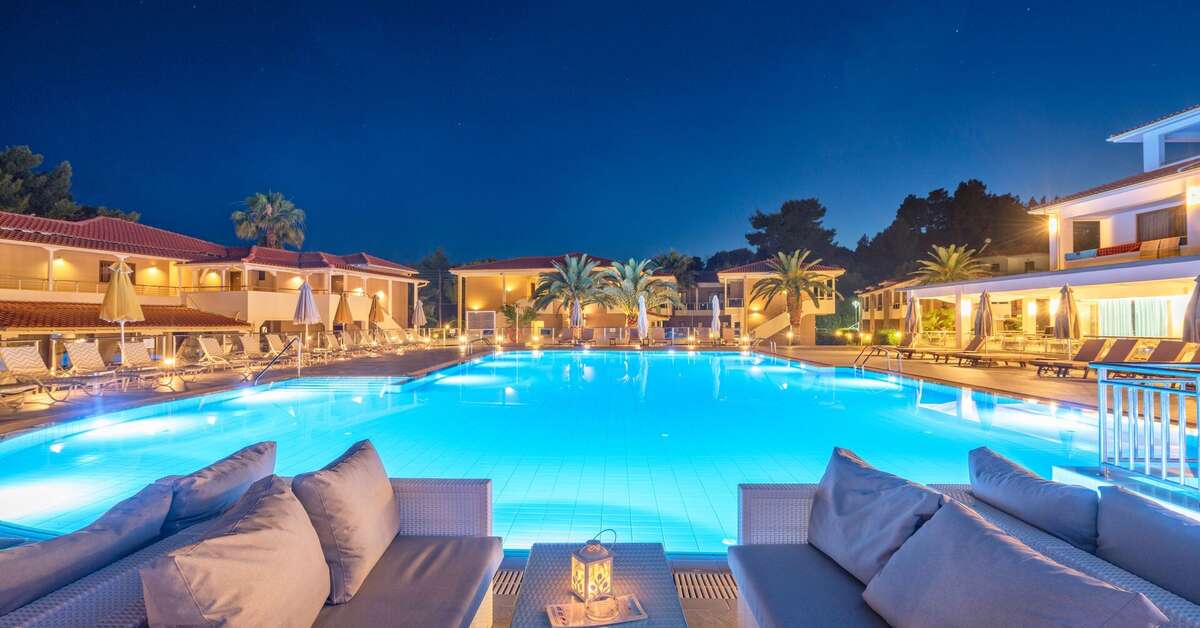Een foto van het zwembad bij Lagomandra Beach Hotel & Suites