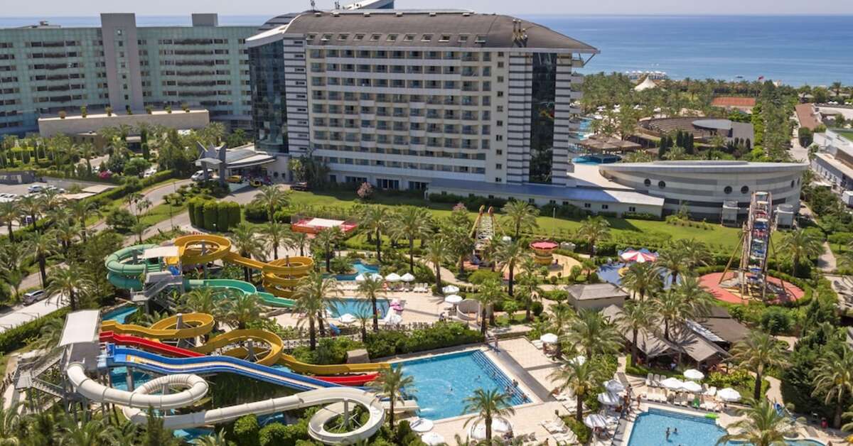 Een foto van het zwembad bij Royal Wings Hotel