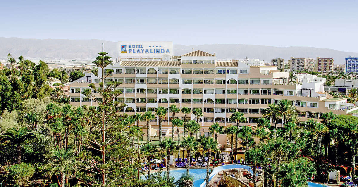 Een foto van de buitenkant van Hotel Playalinda