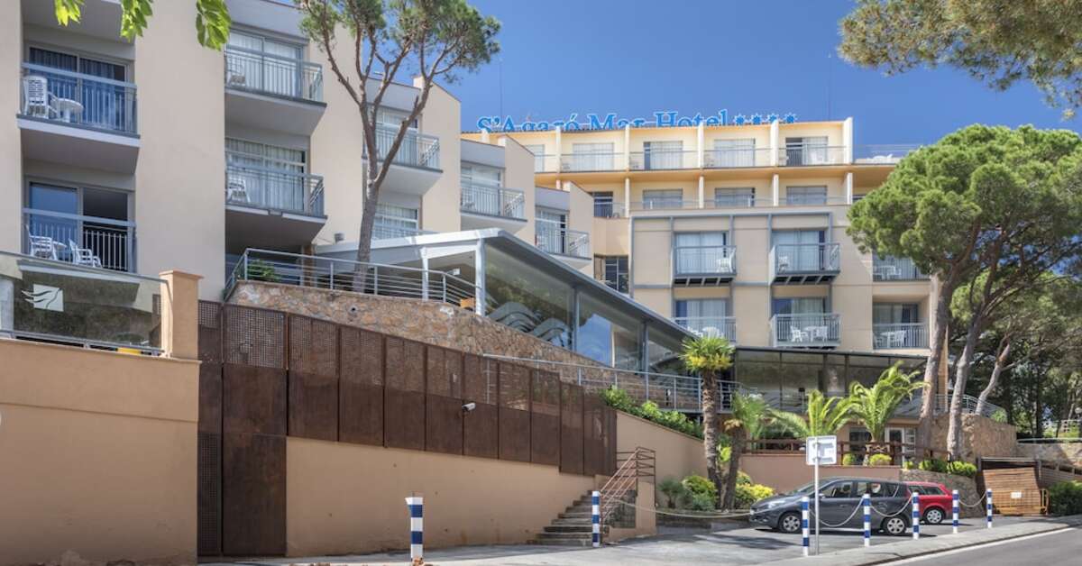 Een foto van de buitenkant van Hotel GHT S'Agaro Mar
