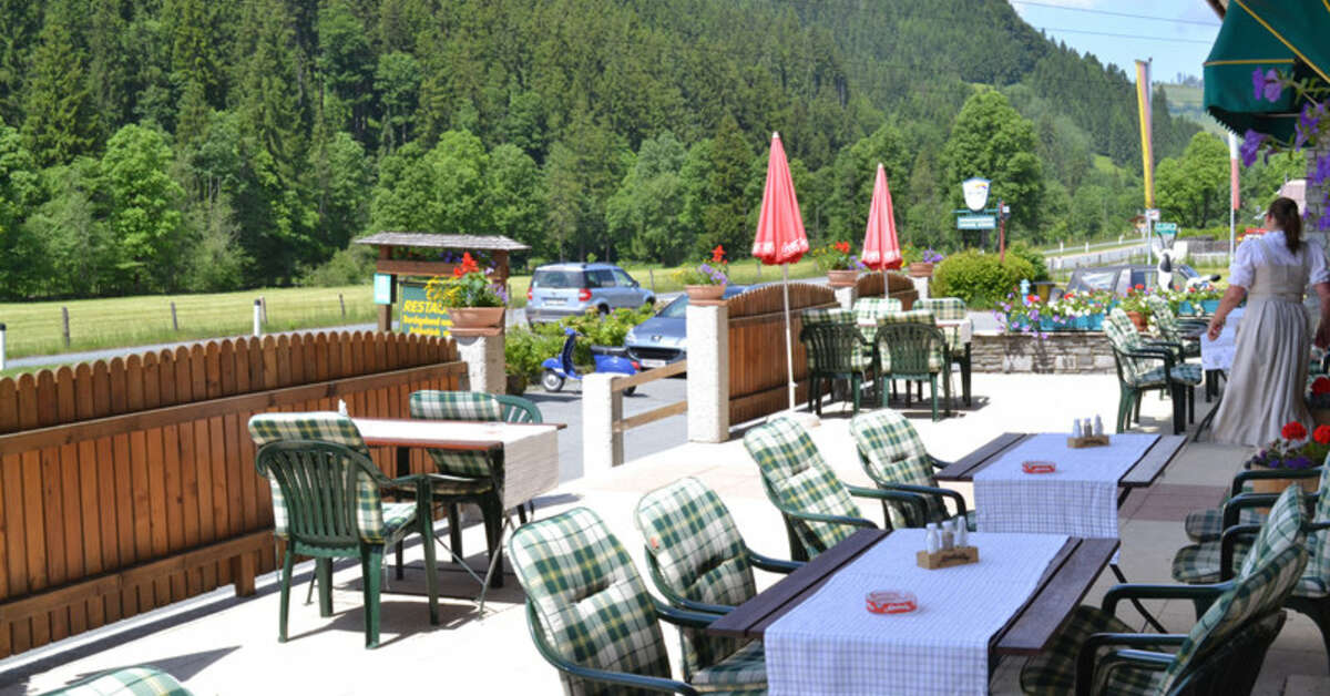 Een foto van het terras bij Hotel Aurach