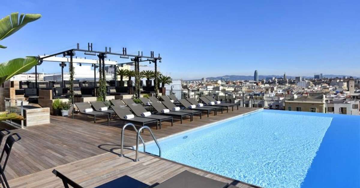 Een foto van het zwembad bij Grand Hotel Central Barcelona
