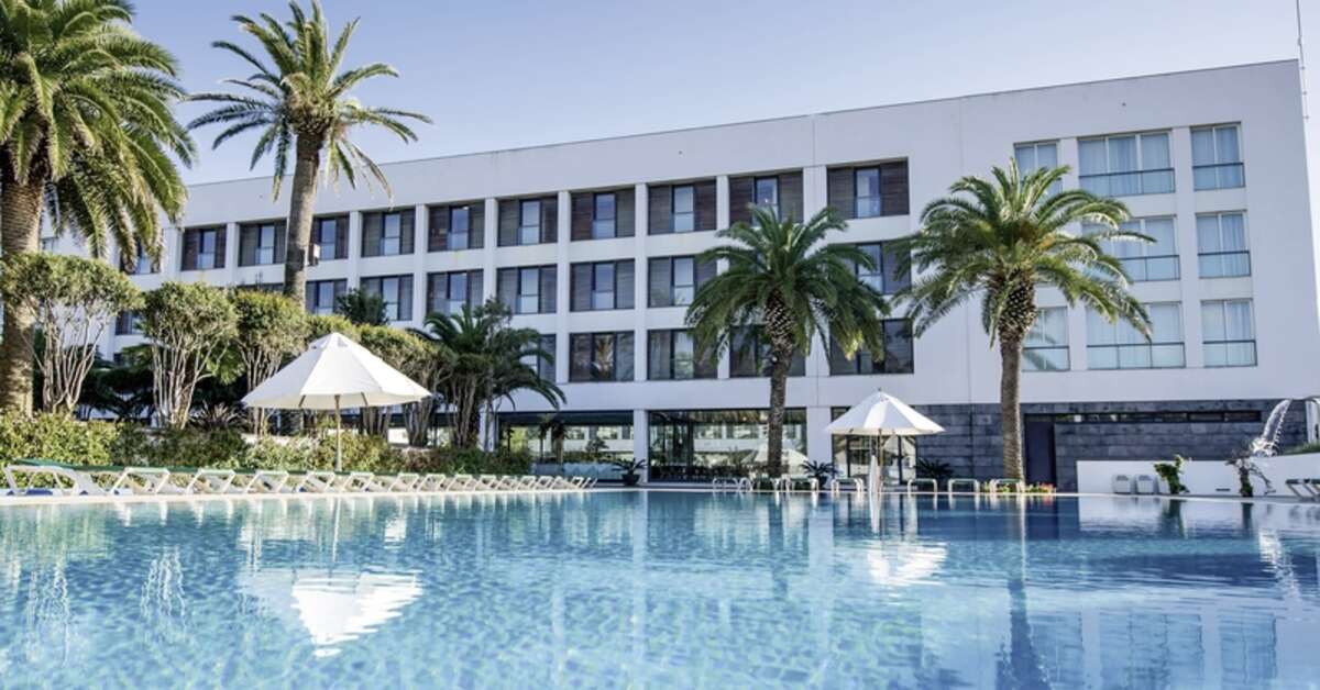 Een foto van het zwembad bij Azoris Royal Garden Hotel