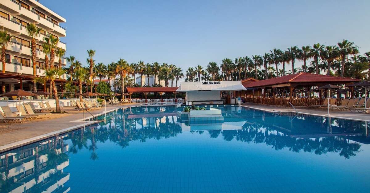 Een foto van het zwembad bij Cavo Maris Beach Hotel