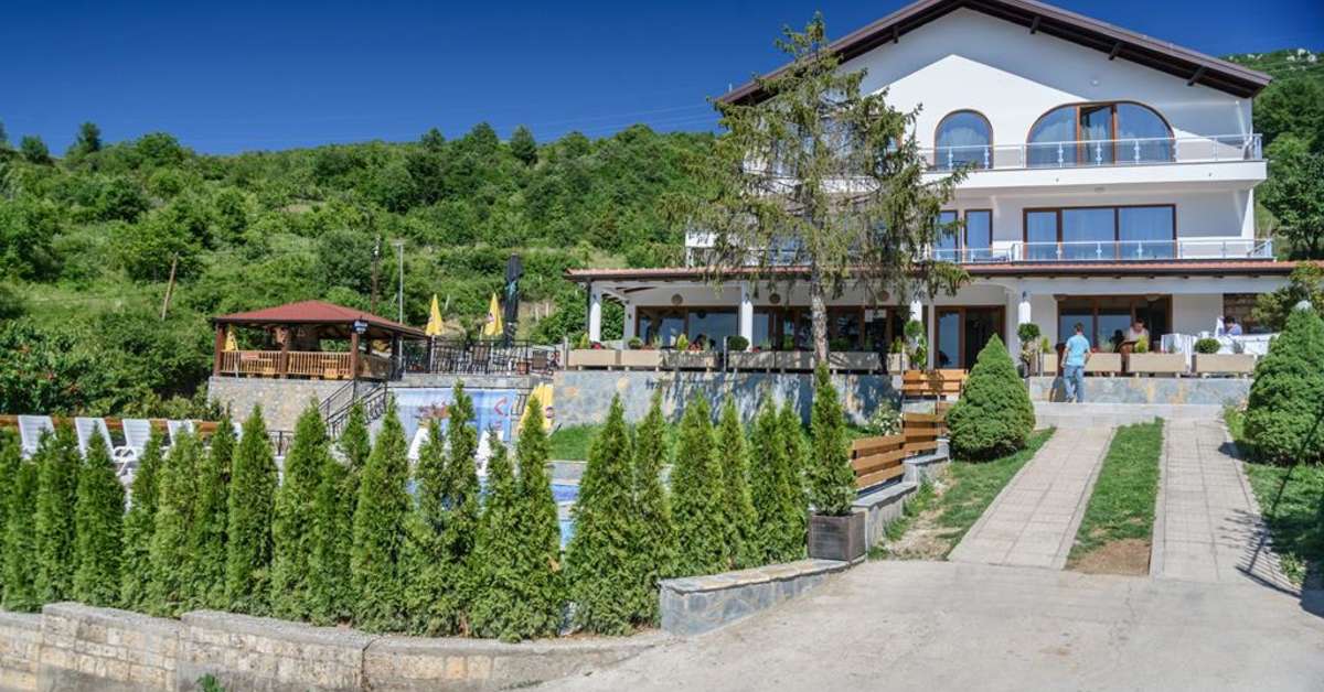 Een foto van de buitenkant van Villa Sveti Stefan