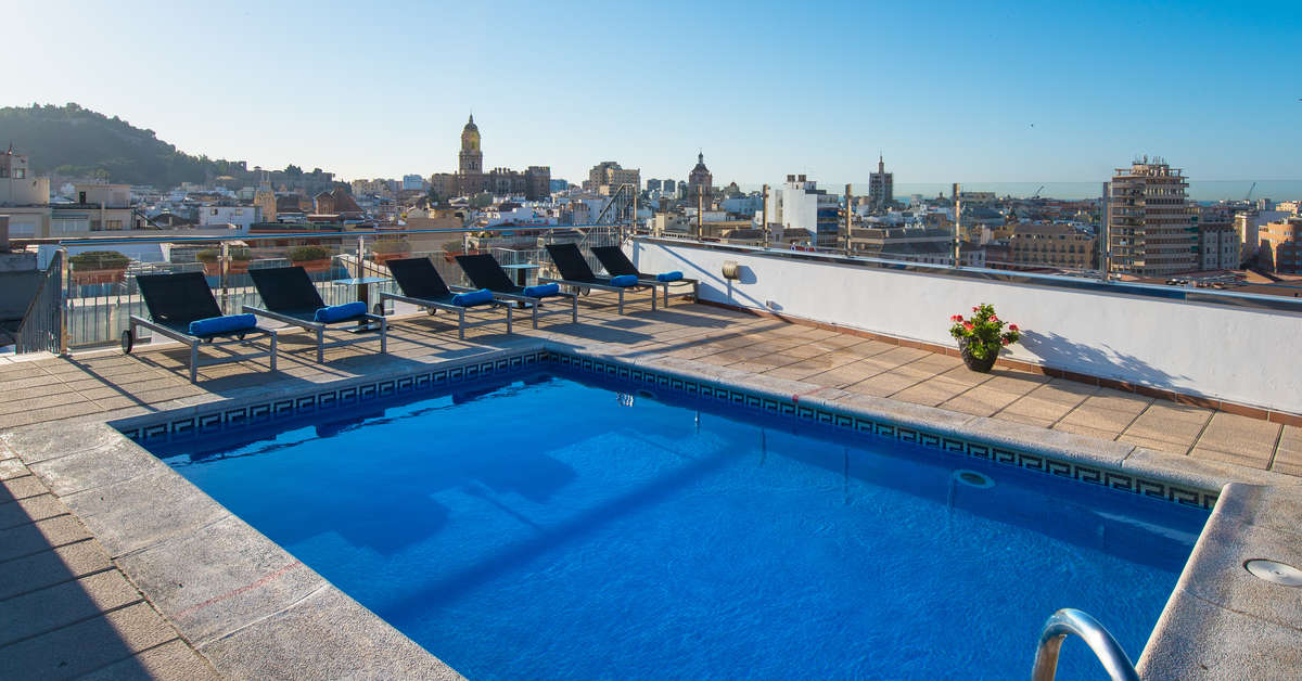 Een foto van het zwembad bij Salles Hotel Malaga Centro
