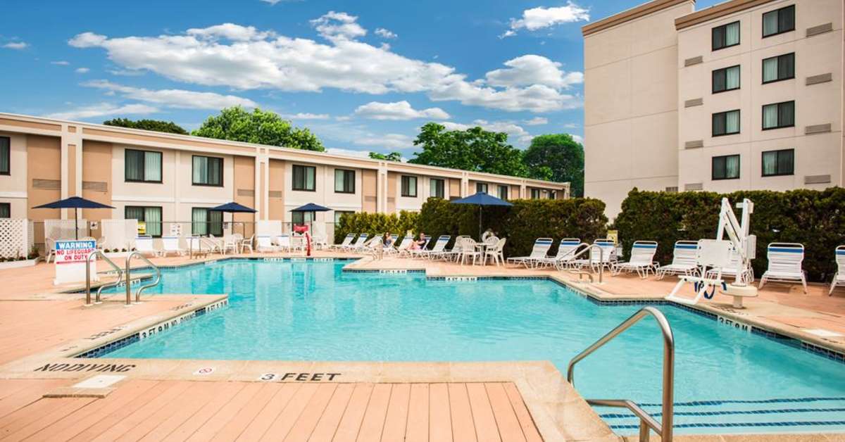 Een foto van het zwembad bij Holiday Inn Hasbrouck Heights Meadowlands