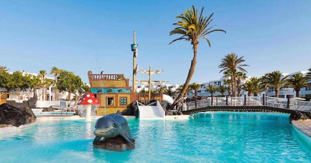 Een foto van het zwembad bij H10 Suites Lanzarote Gardens