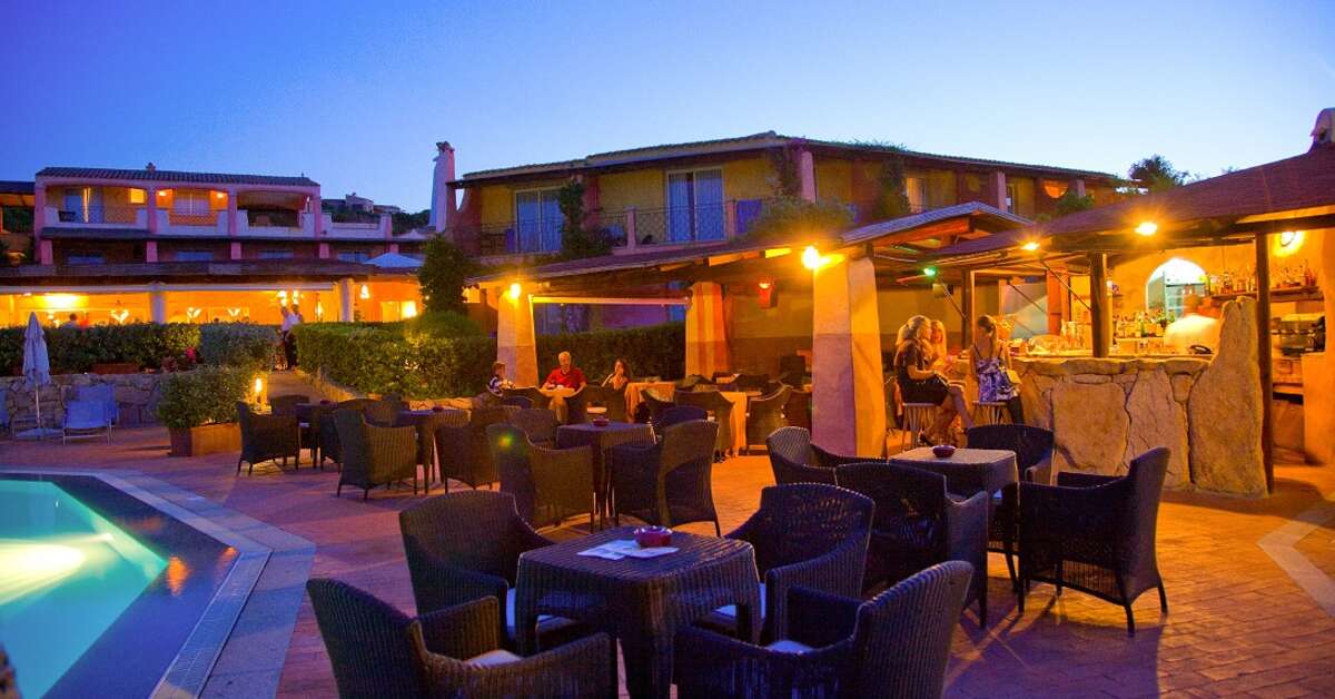 Een foto van het terras bij Grand Hotel in Porto Cervo