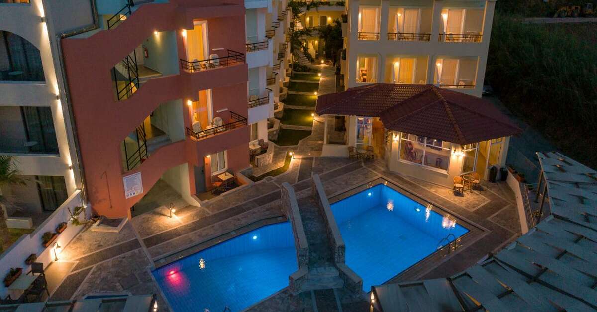 Ein Foto vom Pool im Dedalos Beach Hotel