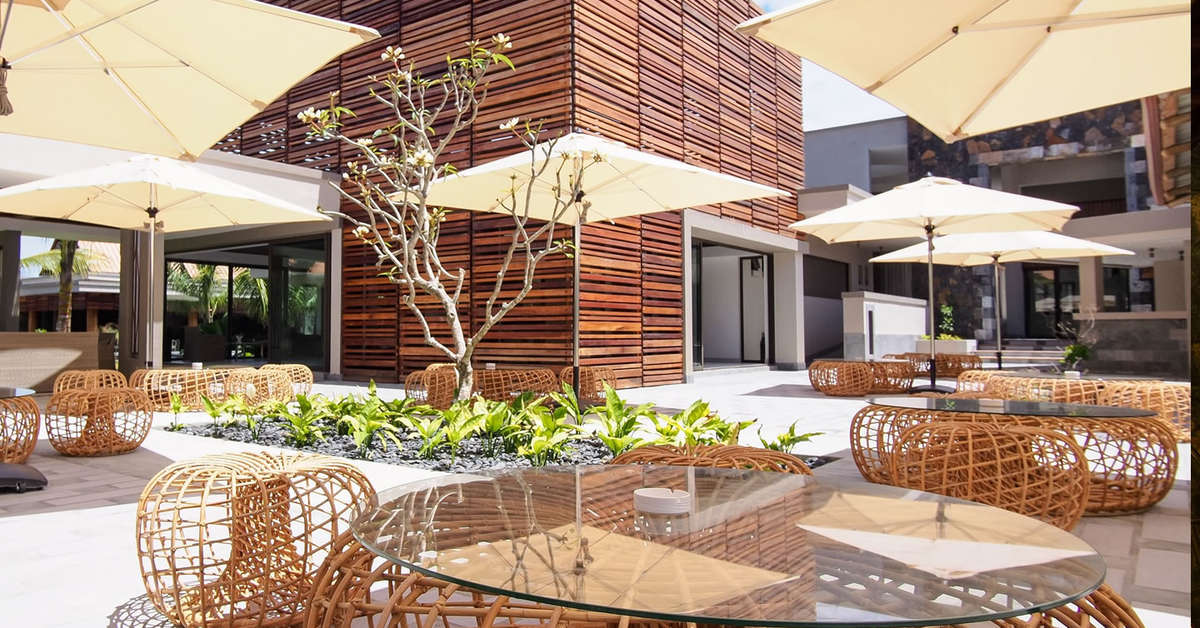 Een foto van het terras bij Crystals Beach Resort Belle Mare