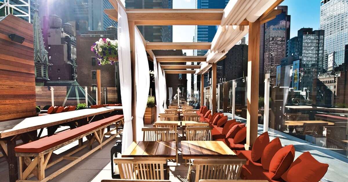 Een foto van het terras bij Sanctuary Hotel New York