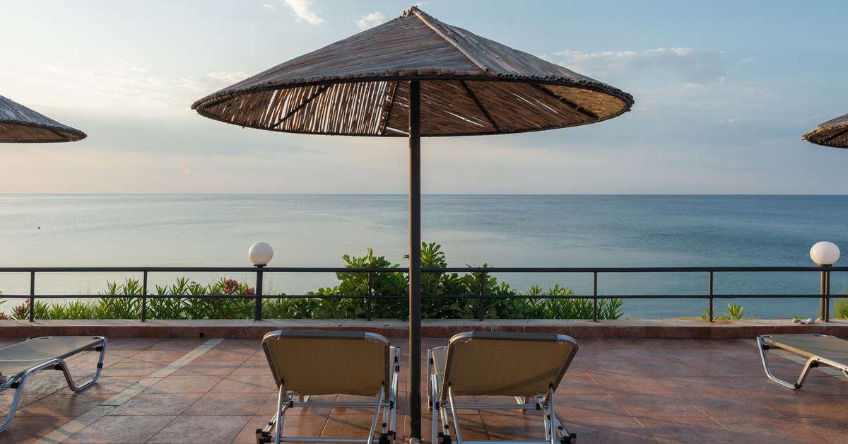 Een foto van het terras bij Paralos Rodos