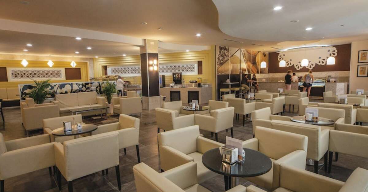 Een foto van het terras bij Riu Palace Antillas