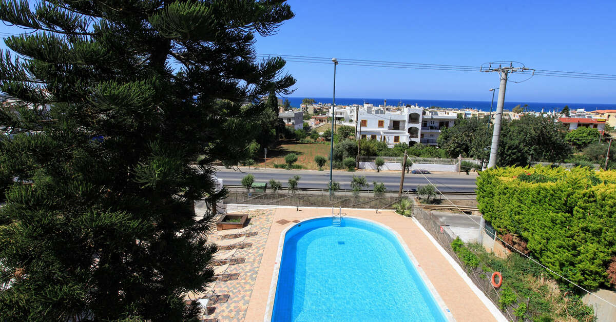 Een foto van het zwembad bij Iraklis Appartementen